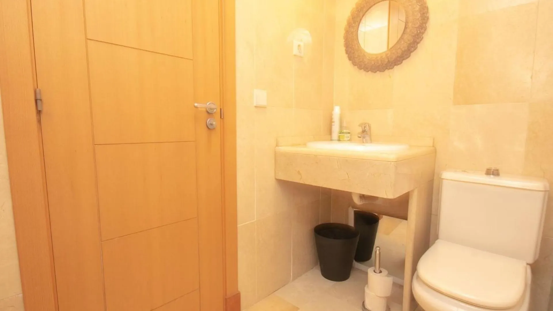 One Bedroom Apartment In エステポナ